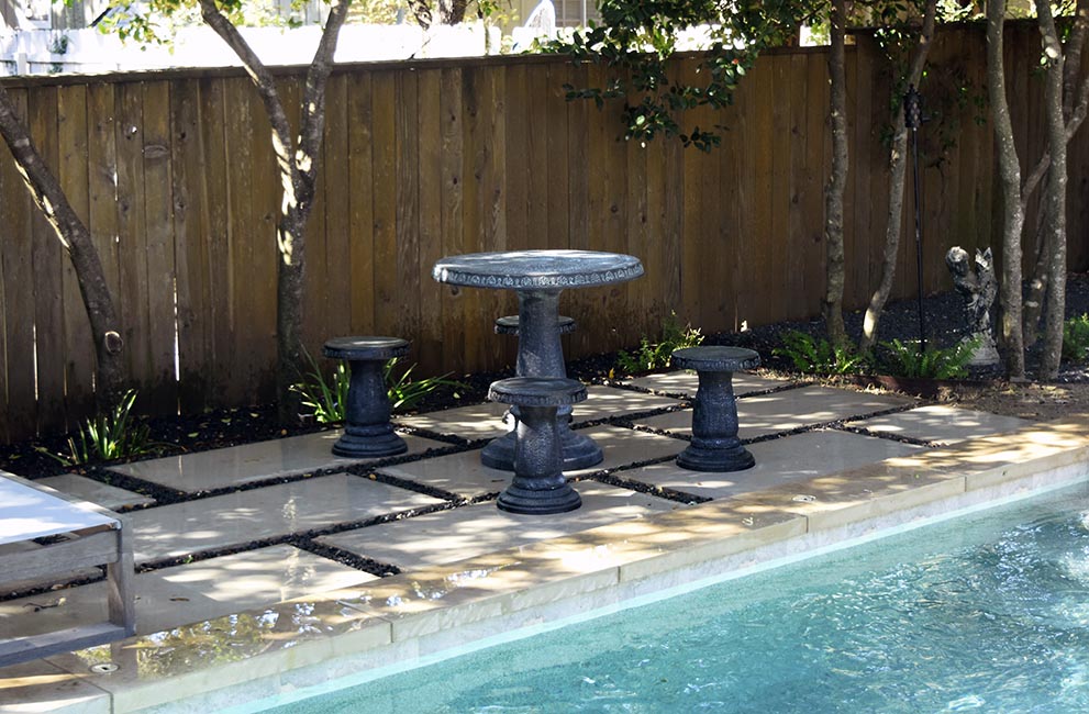 Round Garden Table with 4 Stools