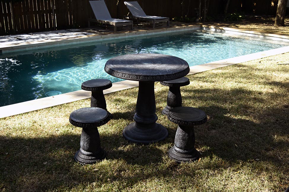 Round Garden Table with 4 Stools
